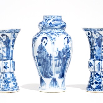 Trois petits vases en porcelaine de Chine bleu et blanc aux Longues Dames, Kangxi