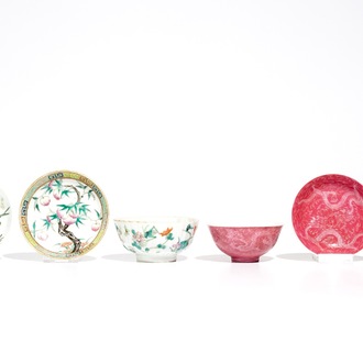 Trois tasses, deux soucoupes et une boîte couverte en porcelaine de Chine famille rose, 19/20ème