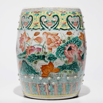 Un tabouret en porcelaine de Chine famille rose à décor de oiseaux auprès d'un étang, 19ème