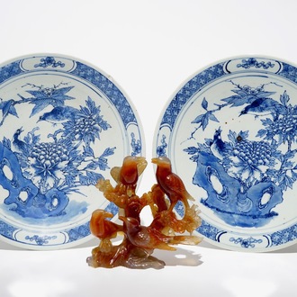 A pair of Chinese blue and white chargers with birds and an agate carving, 19/20th C.