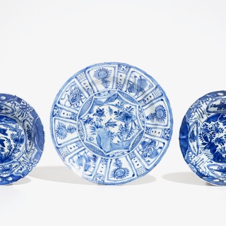 A pair of Chinese blue and white kraak porcelain bowls and a dish with crickets, Wanli