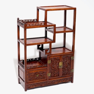 Een kleine Chinese gesculpteerd houten etagère met drakenpanelen, ca. 1900