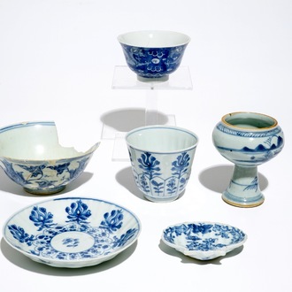 Divers bols et une tasse et soucoupe en porcelaine de Chine bleu et blanc, Ming, Kangxi et Qianlong