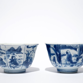 Une paire de bols octagonaux en porcelaine de Chine bleu et blanc, époque Transition