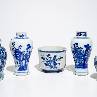 Quatre vases en porcelaine de Chine bleu et blanc et un bol en bleu poudré, Kangxi