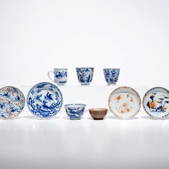 Sept tasses et quatre soucoupes en porcelaine de Chine bleu et blanc, famille rose