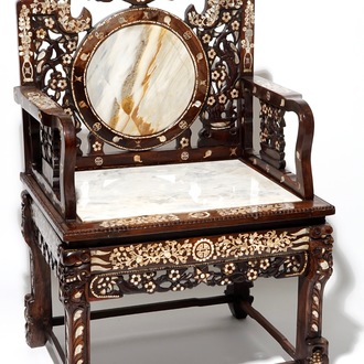 Une chaise en bois hongmu incrusté de nacre avec des tablettes en marbre, 19ème