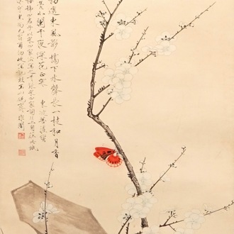 Une peinture rouleau sur papier figurant deux papillons sur une branche fleurie, Chine, signé Yu Fei'an (1888-1959)