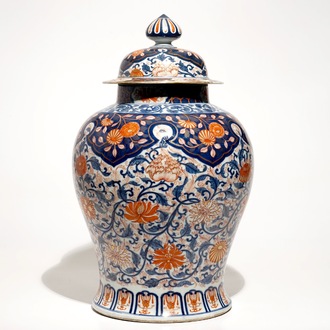 Een grote Chinese Imari-stijl balustervaas met deksel, 18/19e eeuw