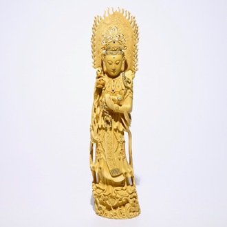 Een grote Chinese ivoren figuur van Guanyin met inlegwerk, 19e eeuw