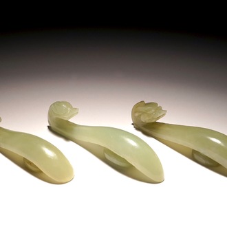 Drie Chinese riemhaken in celadon jade, 19/20e eeuw