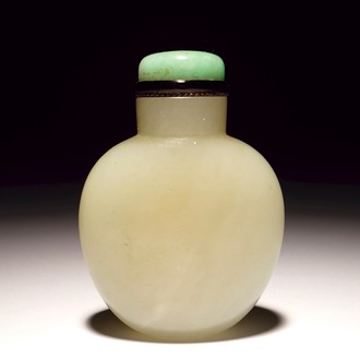 A Chinese jade snuff bottle with nephrite stopper, 19th C.