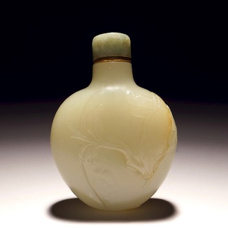 A Chinese pale jade snuff bottle with floral design, 18/19th C.