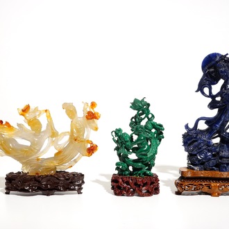 Drie Chinese figuren in lapis lazuli, agaat en malachiet, op sokkels, 20e eeuw