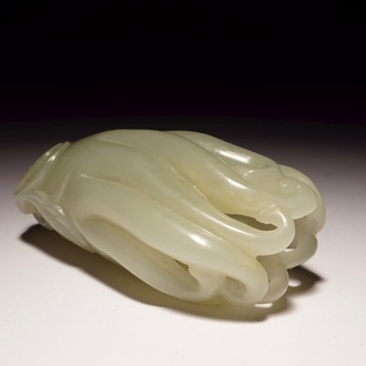 Een Chinees model van een Boeddha hand in lichte celadon jade, 19/20e eeuw