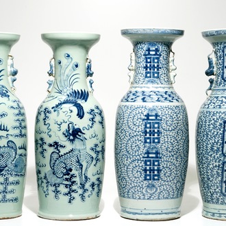 Twee paar Chinese blauwwitte vazen, één met celadon fondkleur, 19e eeuw