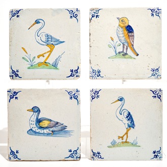 Quatre carreaux aux oiseaux en faïence polychrome de Delft, 17ème