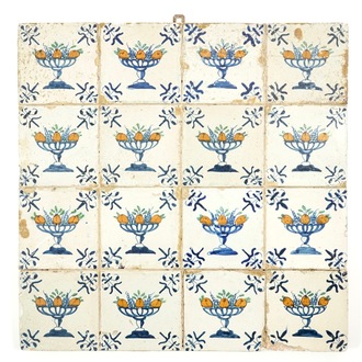 Un panneau de 16 carreaux en faïence de Delft polychrome aux tazzas fruitiers, 17ème