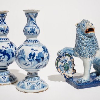 Une paire de vases et un modèle d'un lion en style de Delft bleu et blanc, France, 19ème