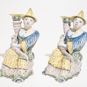 Een paar polychrome Brussels aardewerken kandelaars in de vorm van Chinese figuren, ca. 1800