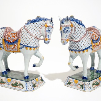 Een paar polychrome Delftse modellen van paarden, 1e helft 19e eeuw