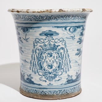 Een grote blauwwitte heraldische cachepot met vechtende dieren, Talavera, Spanje, 17/18e eeuw