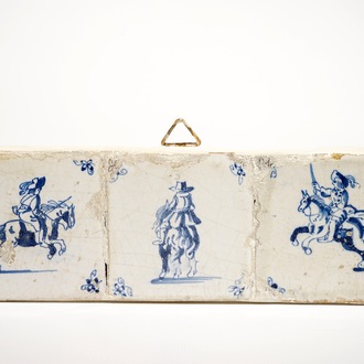 Trois carreaux en faïence de Delft bleu et blanc de petit format figurant des chevaliers, 17ème