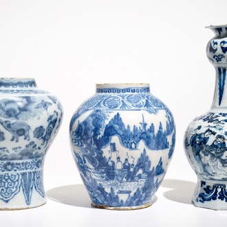 Drie blauwwitte Delftse vazen met chinoiserie decor, 17/18e eeuw