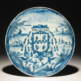 Een blauwwitte tazza met wapendecor, Savona, Italië, 17/18e eeuw