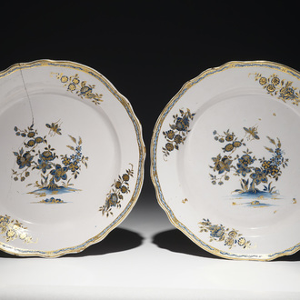 Een paar met goud opgehoogde blauwwitte borden in Doorniks aardewerk, 18e eeuw