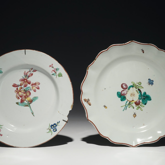 Deux assiettes en faïence polychrome de Tournai, 18ème