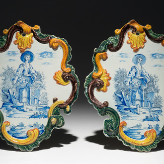 Une paire de plaques en faïence de Delft polychrome en techique mixte aux décors pastoraux, 18ème