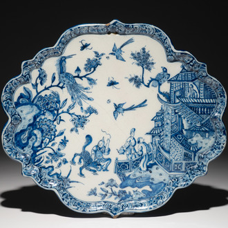 Een fijne blauwwitte Delftse plaquette met chinoiserie decor, 1e helft 18e eeuw