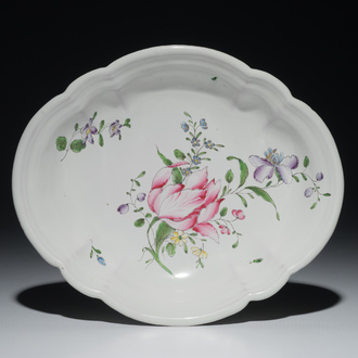 Een ovale schotel met floraal decor in Franse faïence de l'Est, Joseph Hannong, Strasbourg, 18e eeuw