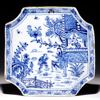 Une plaque en faïence de Delft bleu et blanc à décor chinoiserie, 18ème