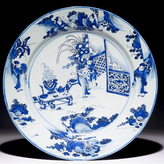 Een grote blauwwitte Delftse schotel met chinoiseriedecor, 2e helft 17e eeuw