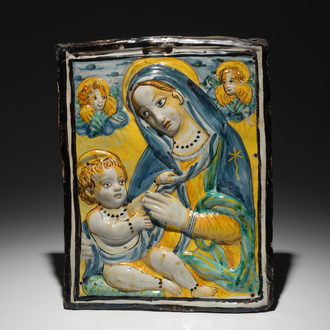 Une plaque rectangulaire en majolique italienne à décor en relief de la Vierge à l'Enfant, Deruta, 17ème