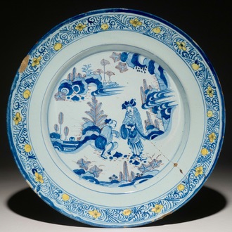 Een grote Delftse chinoiserie schotel in blauw met mangaan met deels gele buitenrand, 2e helft 17e eeuw