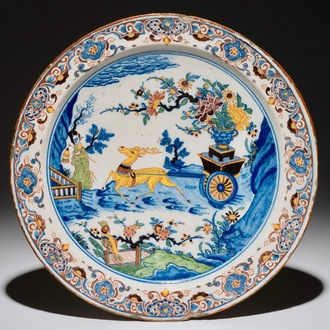 Un plat en faïence de Delft polychrome à décor chinoiserie, 1ère moitié du 18ème