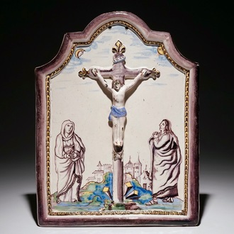 Een polychrome plaquette met reliëfdecor van “De Kruisiging”, Utrecht, 1e helft 19e eeuw