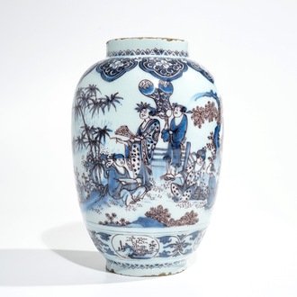 Een fijne Delftse chinoiserie vaas in blauwwit en mangaan, 17e eeuw