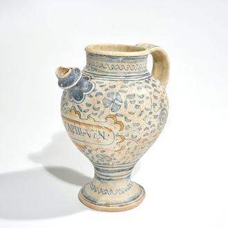 Een siroopkan in Antwerpse majolica met polychrome cartouche, midden 16e eeuw