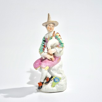 Een Meissen porseleinen Commedia del'Arte figuur van Harlekijn met doedelzak, 18e eeuw