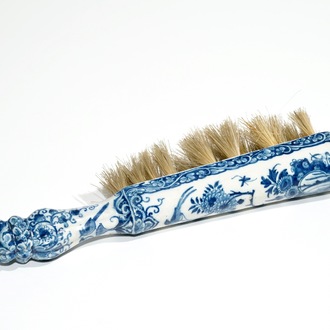 A Dutch Delft blue and white brush with handle, 1st half 18th C.