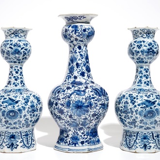 Trois vases en faïence de Delft bleu et blanc aux oiseaux sur fond millefleurs, 18ème