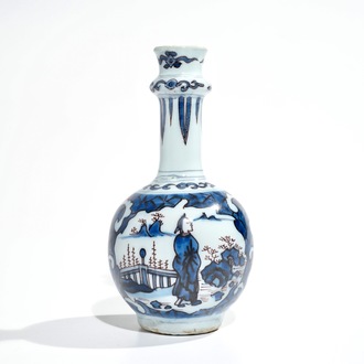 Un petit vase de forme bouteille en faïence de Delft à décor de chinoiserie, 2ème moitié du 17ème