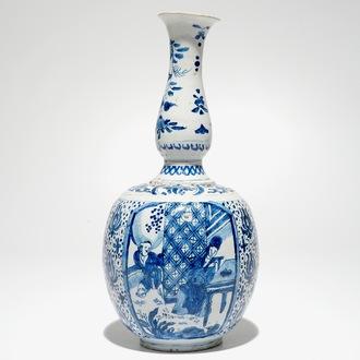 Een blauwwitte Delftse kalebasvaas met chinoiserie decor, 17/18e eeuw