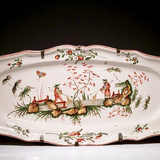 Een uitzonderlijk grote ovale schotel in Franse faïence met chinoiserie decor, Luneville, 18e eeuw