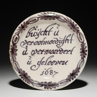 Une assiette à proverbe en faïence de Delft bleu et blanc, daté 1687