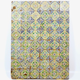 Un panneau de 48 carreaux en faïence de Delft polychrome, 17ème